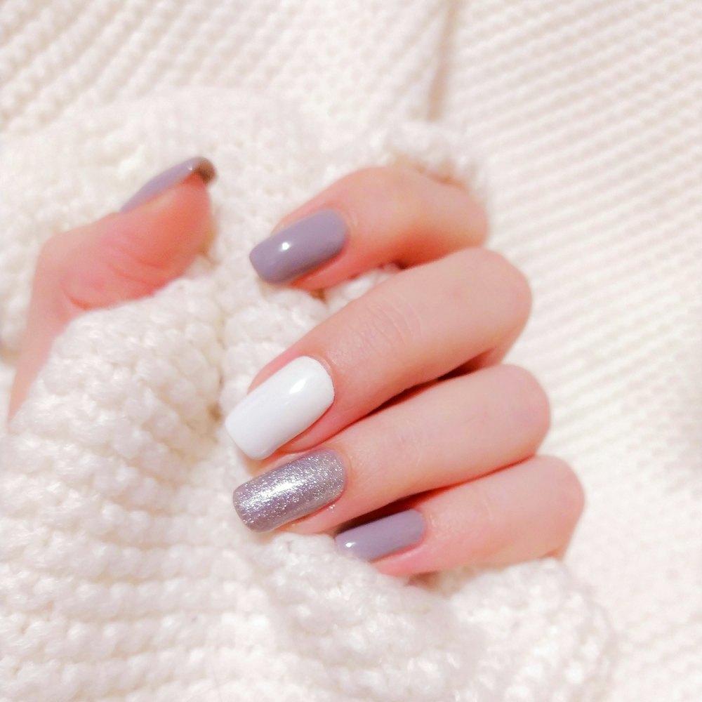 Móng sơn màu pastel trên nền len trắng